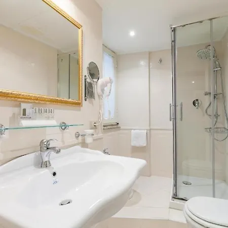 Bed & Breakfast Dimora Frattina 4*